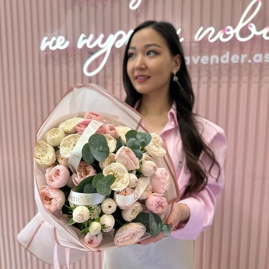 Пионовидные кустовые розы Менсфилд парк