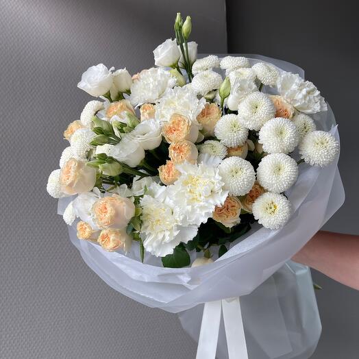 Сливочно-белый букет с пионовидными розами кустовыми