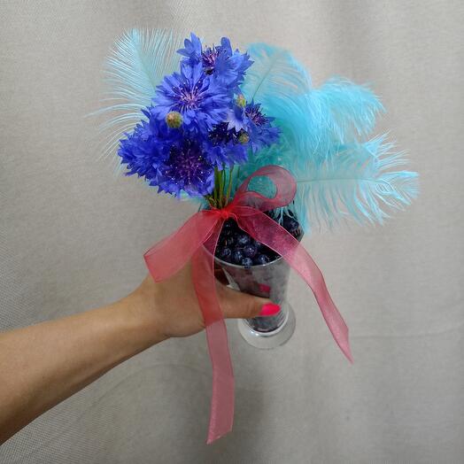 Васильки с черникой в бокале