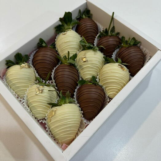 Клубника в шоколаде «Инь Янь» 12шт