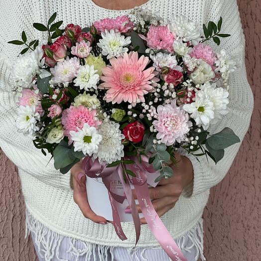 Цветы в коробке в шляпной