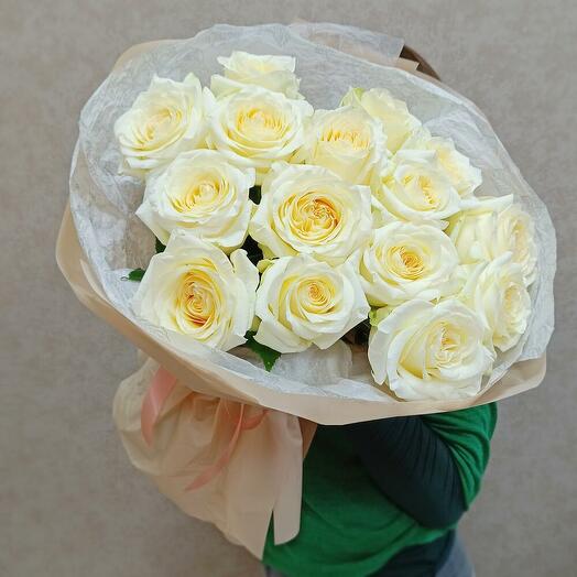 Розы белые пионовидные