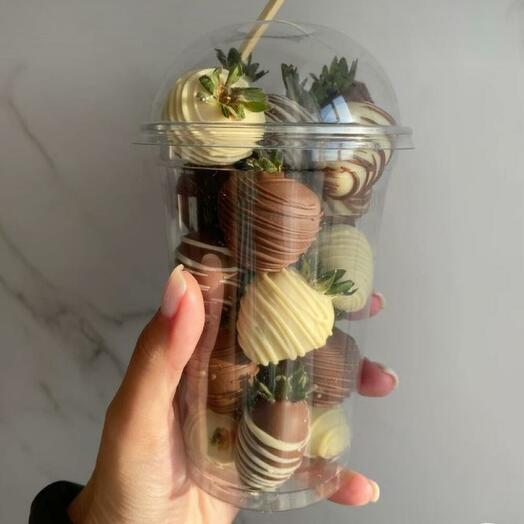 Клубника в шоколаде в стакане