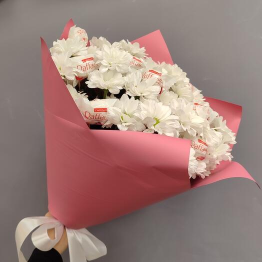 Букет конфеты и кустовая хризантема ромашкой