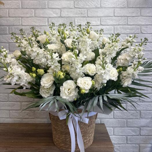 Кашпо из белых цветов