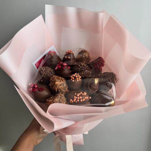 Букет из 15 клубник в молочном шоколаде