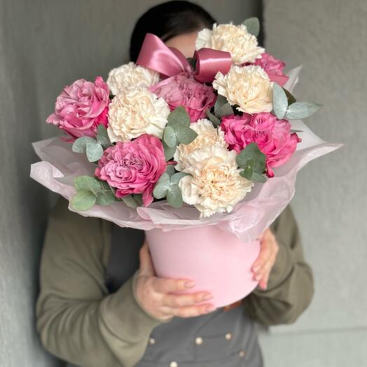 Пионовидная роза Кантри блюз и диантус Брют в шляпной коробке 🌸