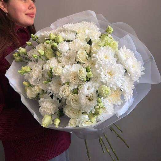 Белый большой букет. Эустома, хризантема, кустовые розы