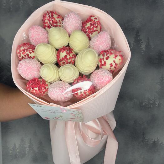 Яркий букет из клубники в шоколаде callebaut