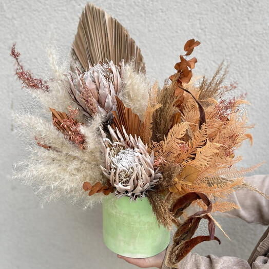 Композиция с сухоцветами королевской протеей и пампасной травой