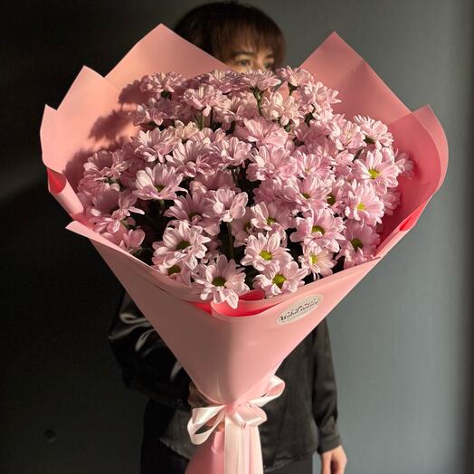 Нежный букет из кустовых ромашковых хризантем в розовой упаковке