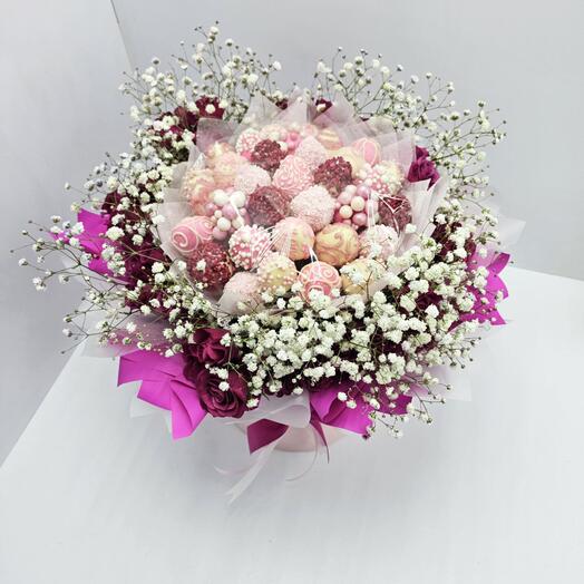 Клубника в шоколаде с гипсофилой и розами