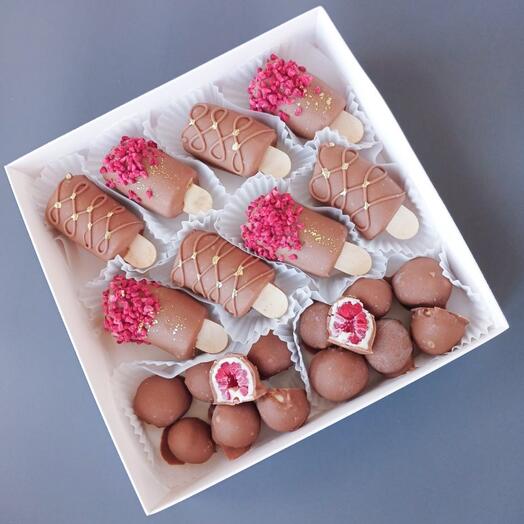 Малина и бананы в шоколаде