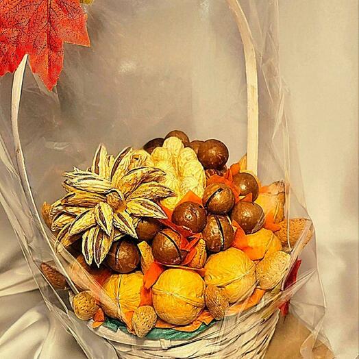Корзина с орехами осенняя