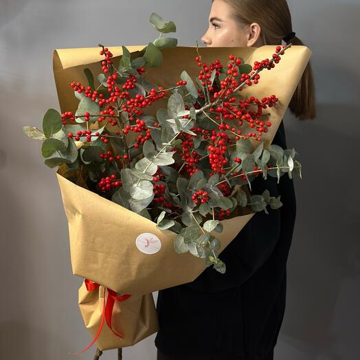 Букет с красным илексом и эвкалиптом