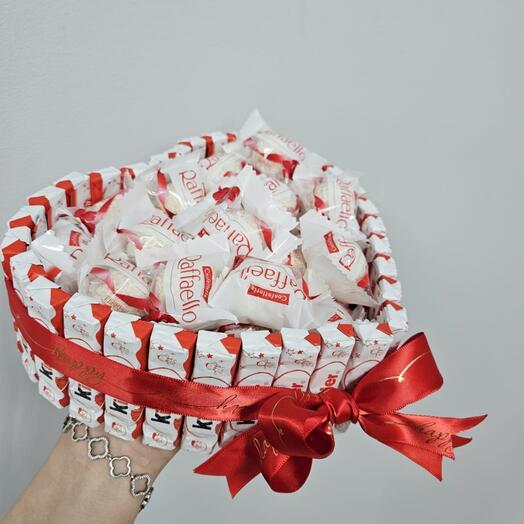 Подарочный сладкий набор с шоколадом Киндер (Kinder) и конфетами Рафаэлло (Raffaello) арт. 9977