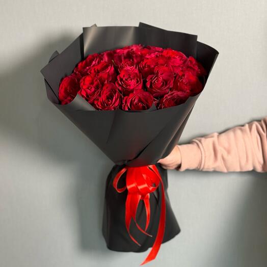 Красные розы в черном оформлении