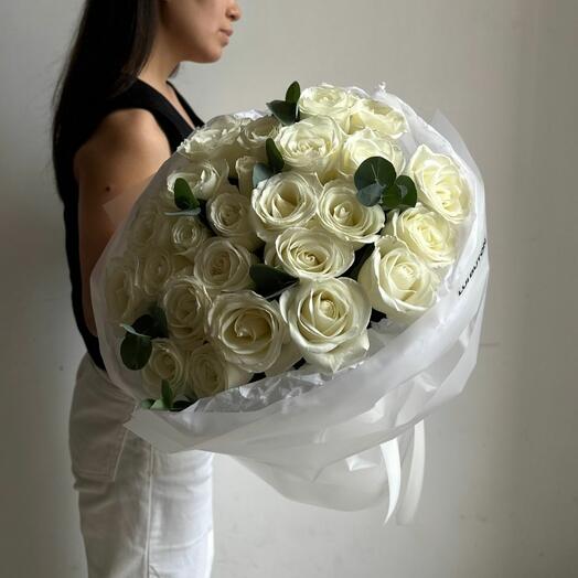 Букет "25шт белых роз с эвкалиптом"