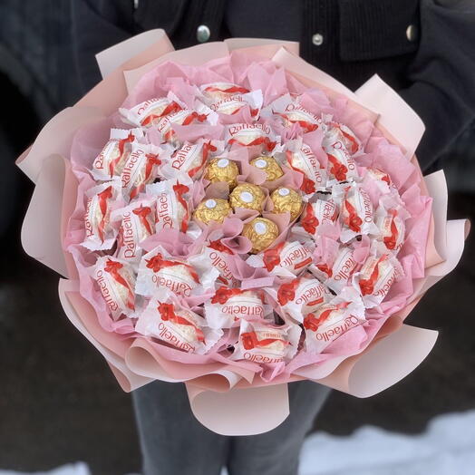 Букет из конфет Raffaello Лакомка»