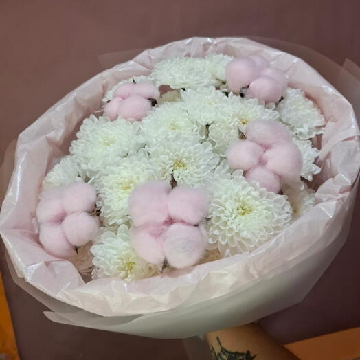 Букет из белых хризантем и нежно-розового хлопка (5 шт)