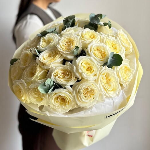 Букет "25 пионовидных роз Candlelight с эвкалиптом"