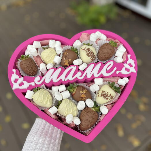 Клубника в шоколаде в коробке маме розовой коробке сердце