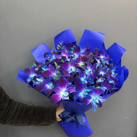 Букетик из 35 орхидей Космос