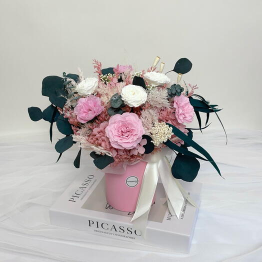 Простоит 1 год! Композиция из живых стабилизированных цветов в розовой шляпной коробке