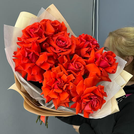 🌹 Букет «Алое Сердце» Элегантный букет из 9 французских роз сорта Нина — это воплощение страсти и утончённости