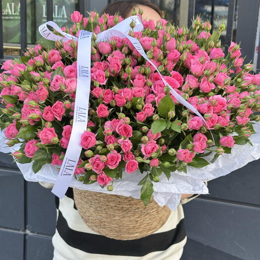 Спрей розы в корзине