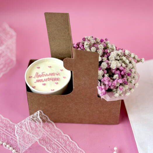 Juego de Combo para pastel de mamá en un vaso y un ramo de gypsophila