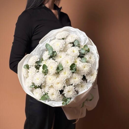 Букет из кустовых хризантем и эвкалипта