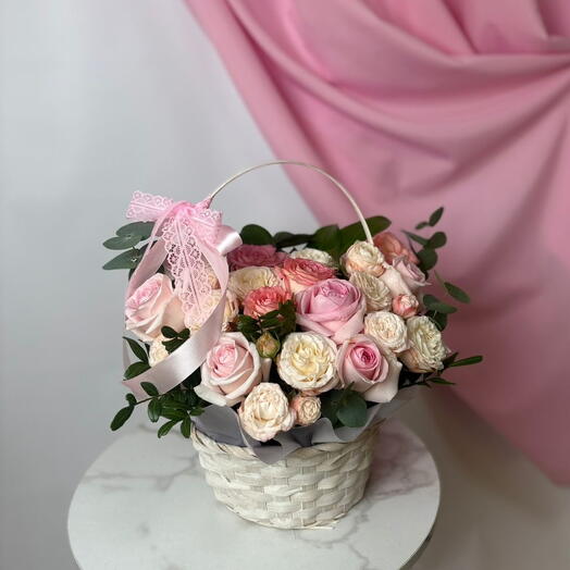 Корзинка с цветами светлая