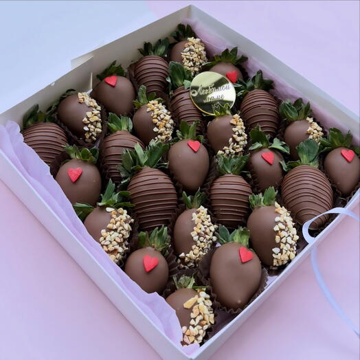 Набор клубники в шоколаде с топором «любимой мамочке»