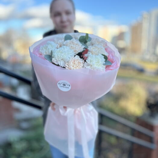 Моно букет из нежных гвоздик с ароматным эвкалиптом 🌸