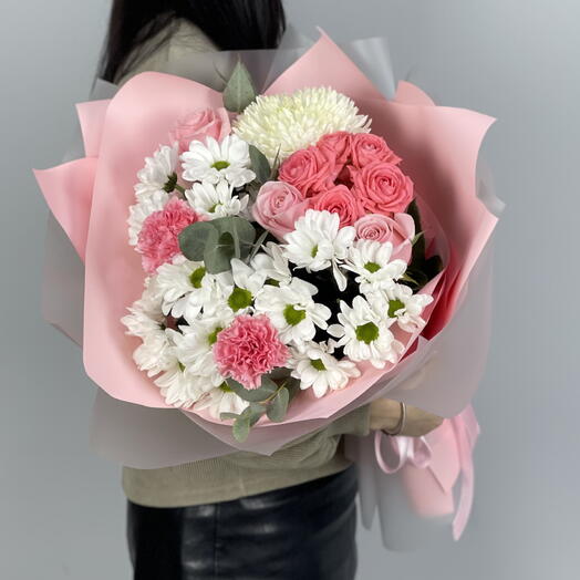Нежный букет из розовых роз и диантусов с белыми хризантемами (80)