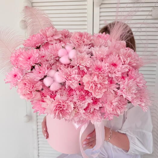 Розовая хризантема, диантус, хлопок и декоративные перышки🌸 Размер XL в шляпной коробке