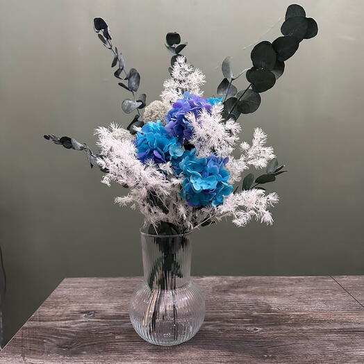 Авторский букет из аспарагуса и стабилизированной гортензии для самой дорогой женщины