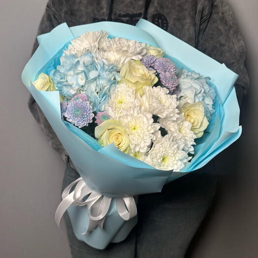 Букет с голубой гортензией и хризантемой