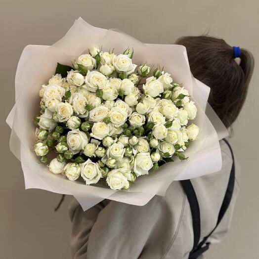 Моно букет из белых розочек