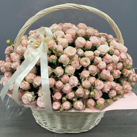 Корзина из 51 нежно розовых кустовых роз