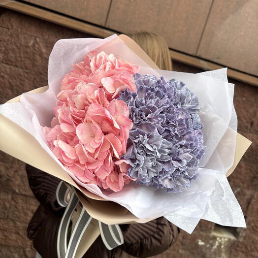 Гортензия с космическими диантусами Блэк Молли