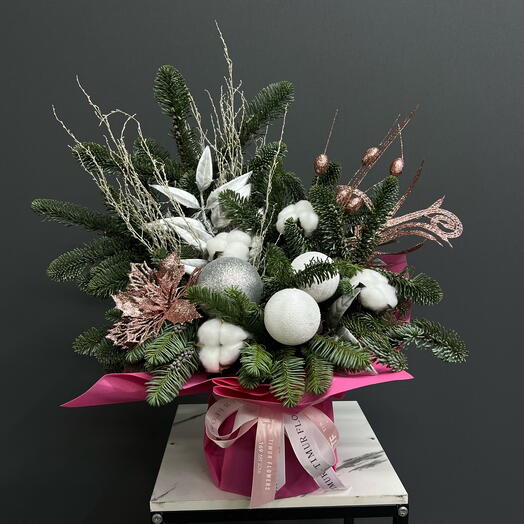 Новогодняя композиция из ароматной ели