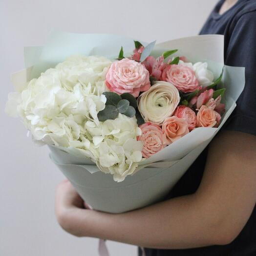 Нежный букет из гортензии , ранункулюса и кустовых роз