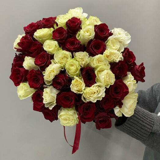 51 роза микс белые и красные