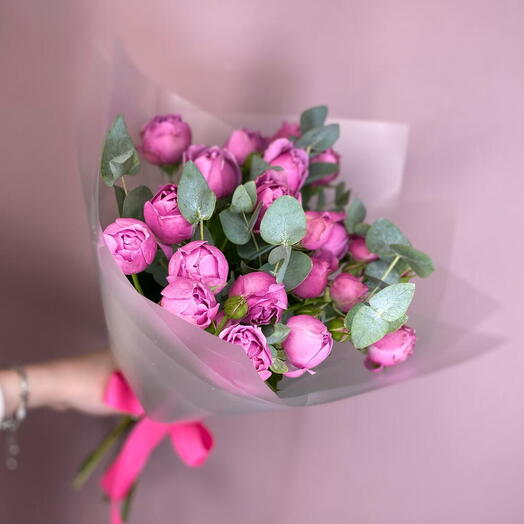 Букет с кустовыми пионовидными розами и эвкалиптом Flower Lab