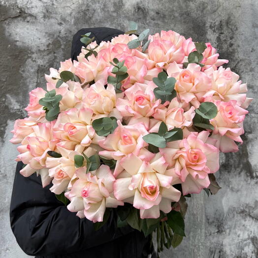 Букет из роз джумиля и эвкалипта