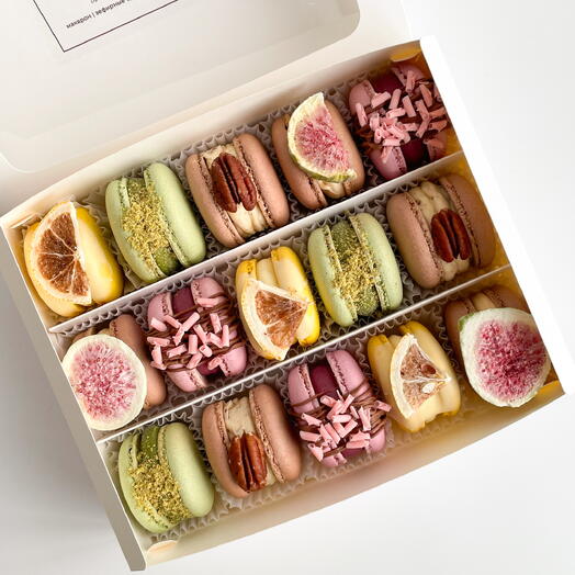 Набор макарон 15 штук (черная смородина, соленая карамель, лимон, фисташка-малина, кленовый пекан) маме на День матери