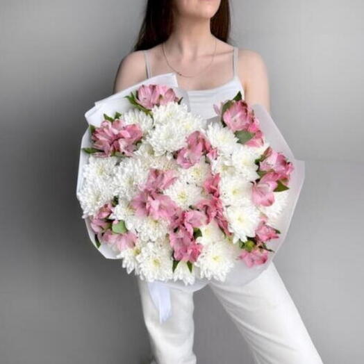 Нежный букет кустовая хризантема и альстромерия Flower Lab