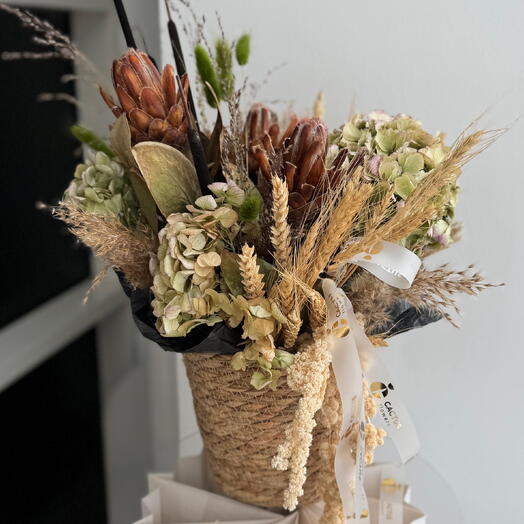 Композиция в кашпо из сухоцветов